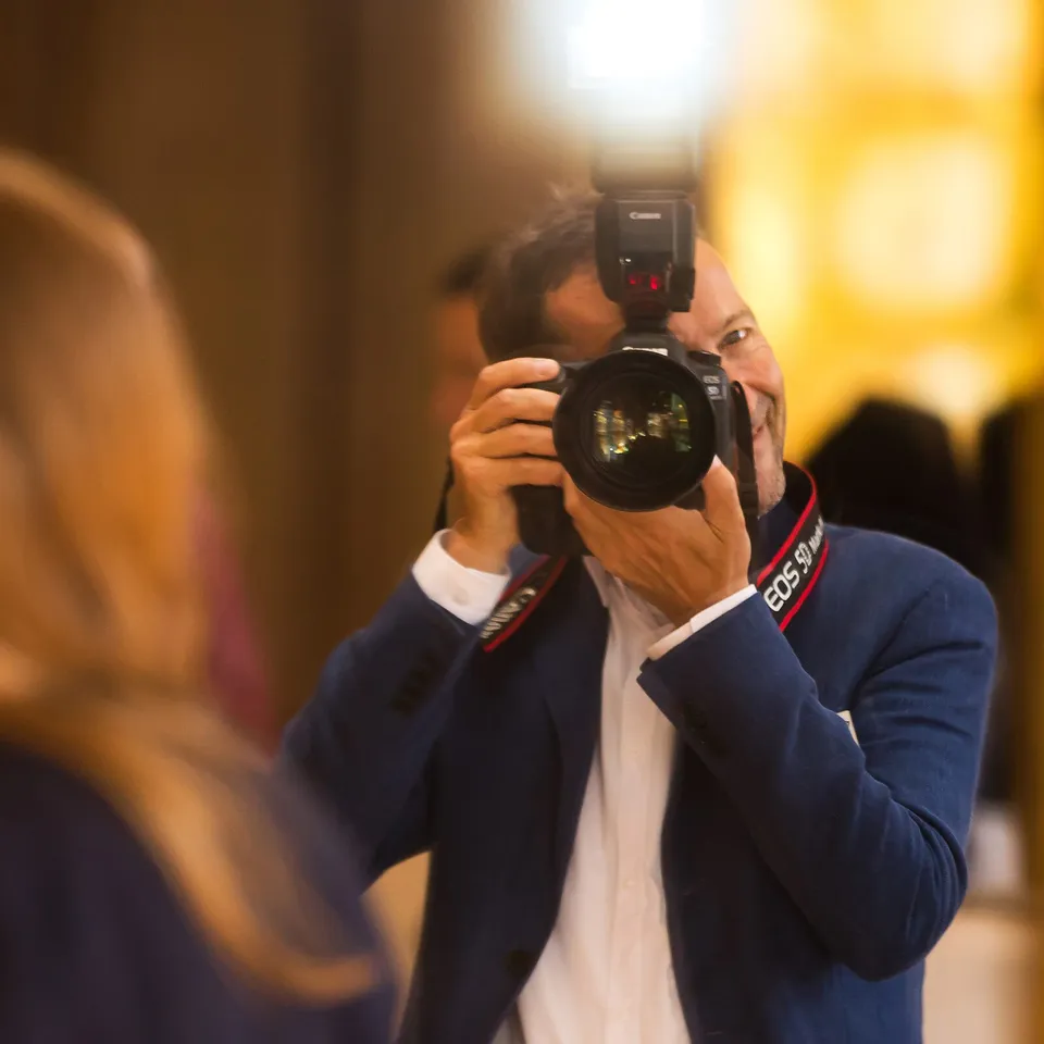 Clemens Güdel fotografiert mit Canon-Spiegelreflexkamera und Blitz an einem Event